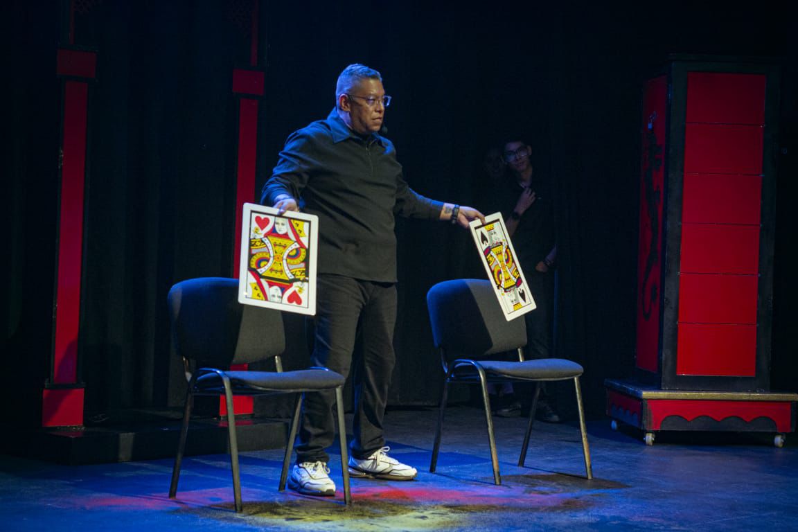 Ilusión con cartas gigantes y sillas