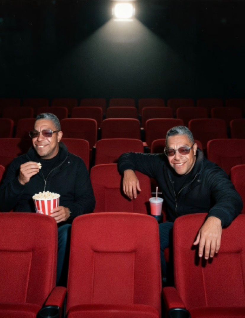 Alex Ledezma y colega en sala de cine